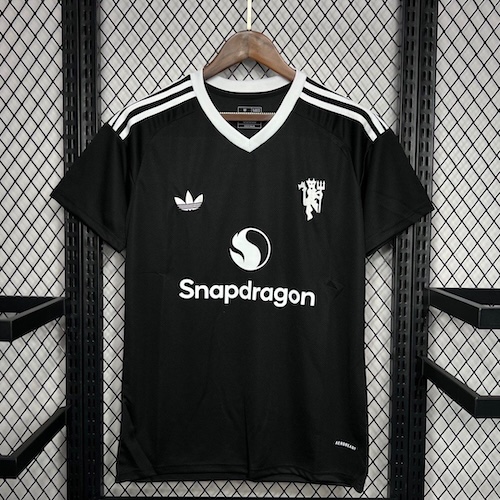 manchester_united_goalkeeper_2_1725643074_aa392bd2_progressive